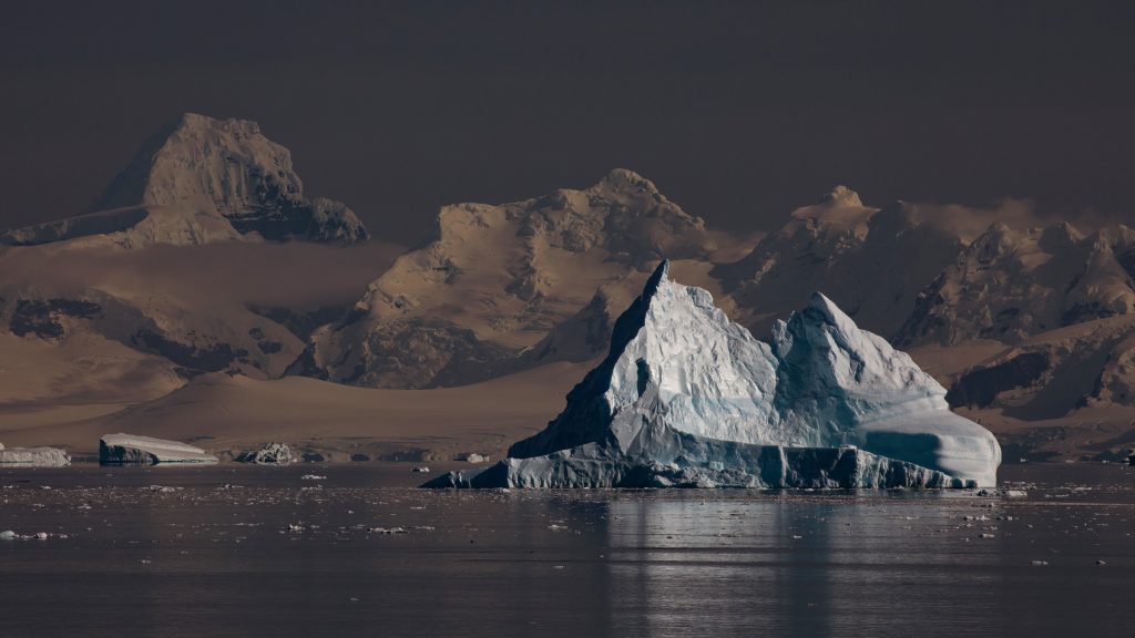 NASA показало новий знімок найбільшого у світі айсберга з космосу