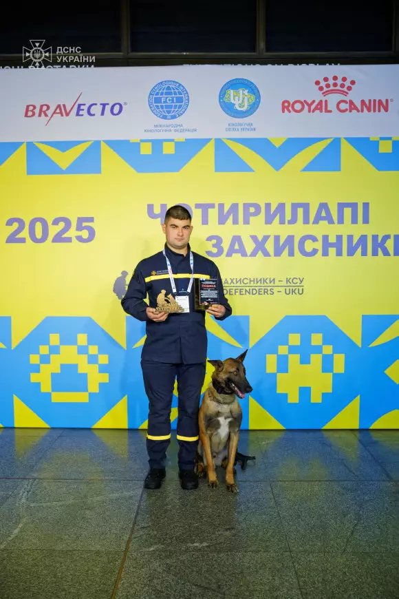 Службовий собака Альф із кінологом із Сум отримали нагороду “Чотирилапий захисник”