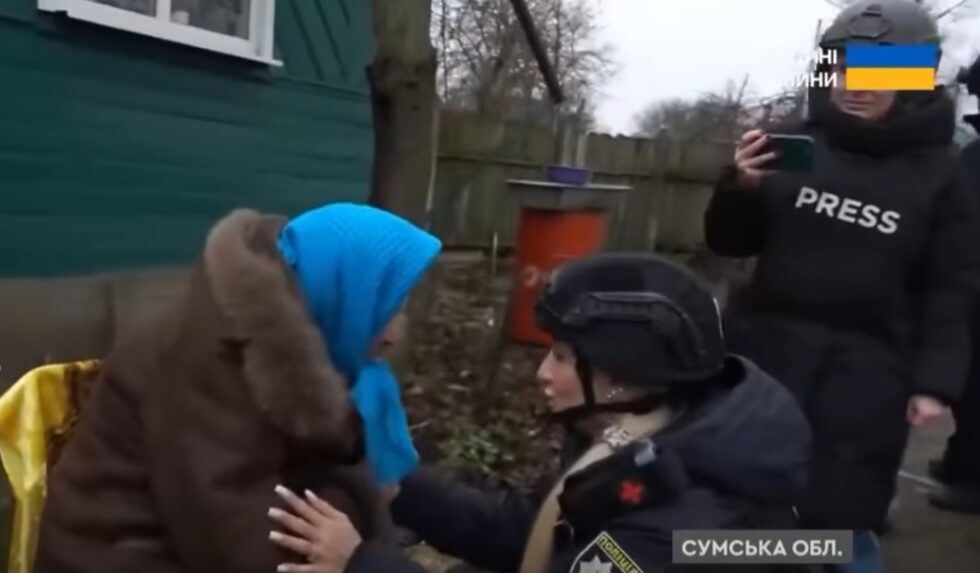 «Білі янголи» евакуювали літню жінку з прифронтової Ворожби (ВІДЕО)