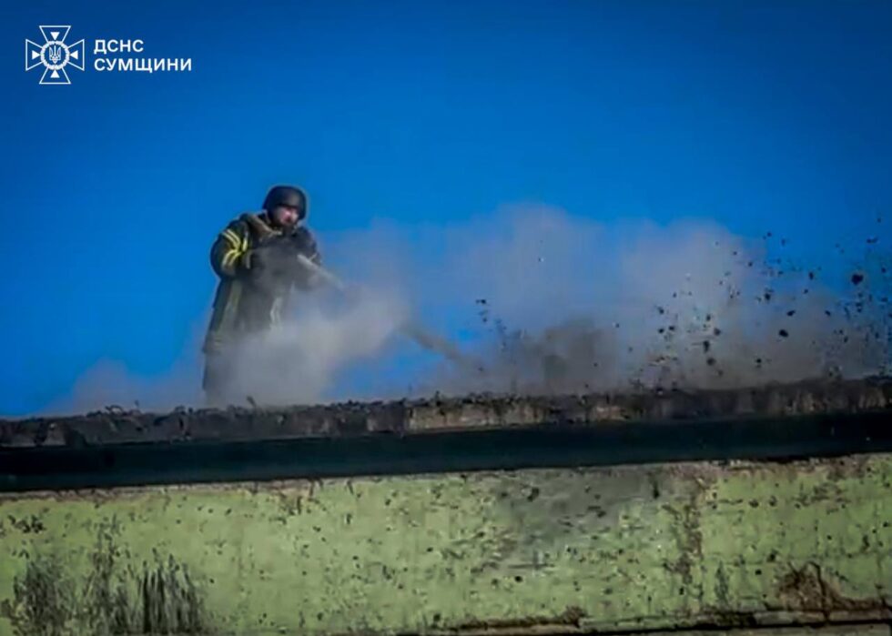 Окупанти атакували околиці Сум: рятувальники гасили пожежу