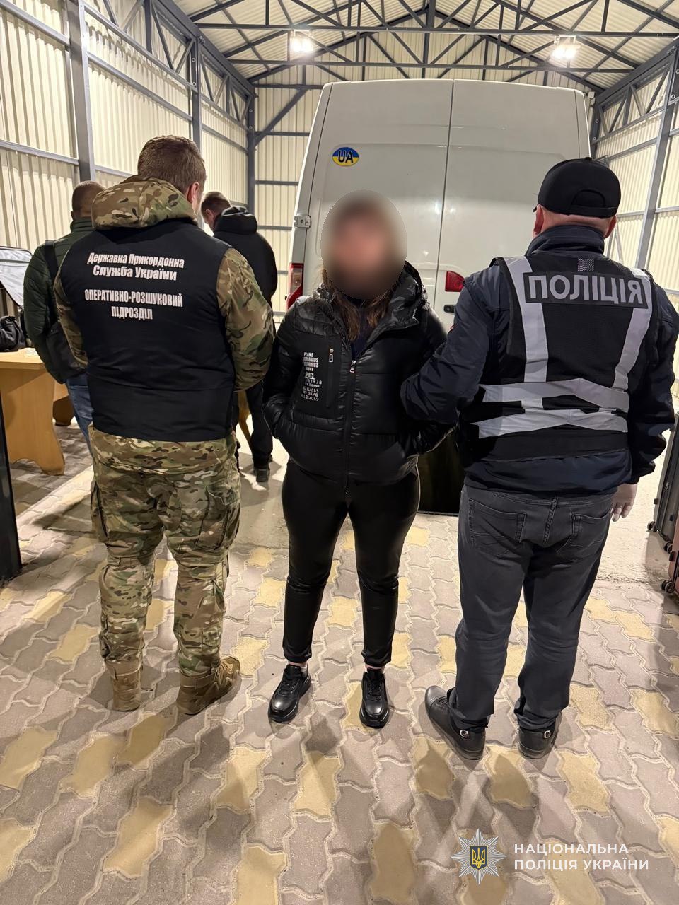 Контрабанда та збут наркотиків: поліцейські Сумщини викрили злочинну діяльність групи осіб