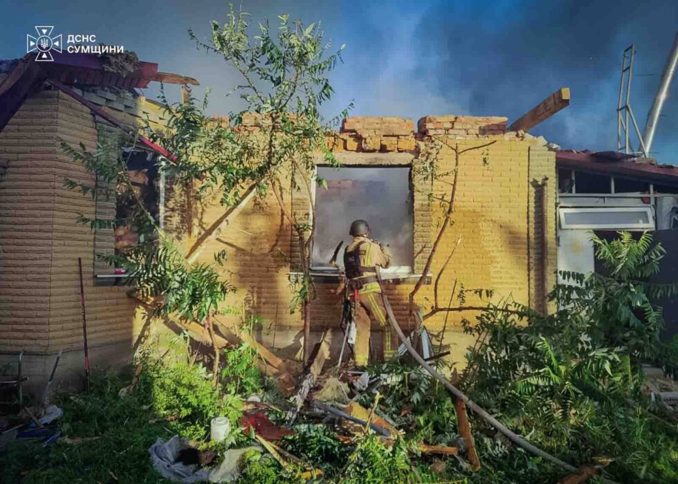 Рятувальники гасили пожежу після атаки окупантів на Буринщині (ВІДЕО)