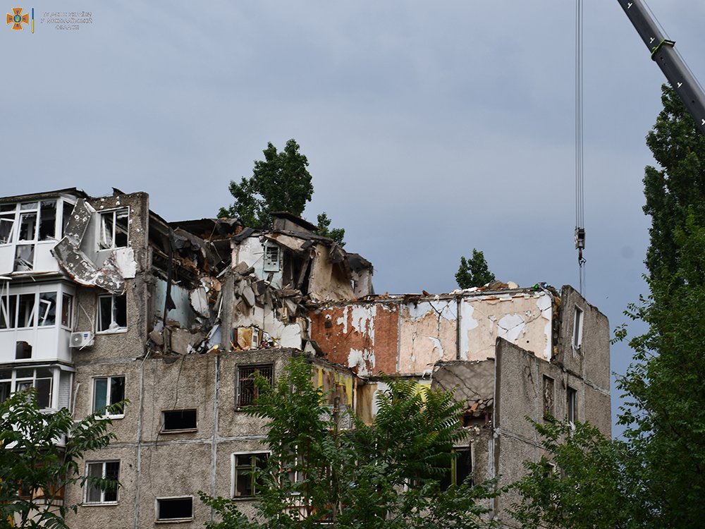 Атакованная российской ракетой пятиэтажка в Николаеве: количество жертв увеличилось до 7 (ФОТО)