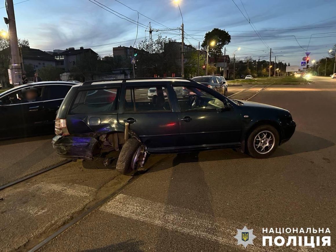 Резонансне ДТП в Миколаєві – 4 авто, 3 постраждалих, п’яний пасажир напав на патрульного (ФОТО)