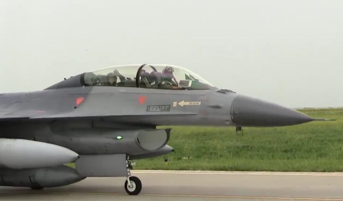 Ще три F-16 для навчання пілотів ЗСУ прибули до Румунії (ФОТО)