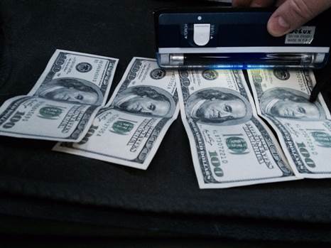 На Миколаївщині затримали чоловіка за спробу підкупу правоохоронця – пропонував $1 тис. (ФОТО)