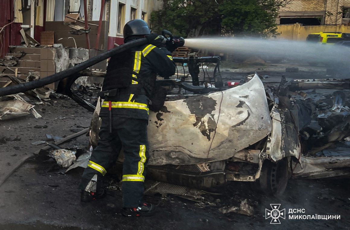 Вибух у Миколаєві: під час гасіння пожежі постраждало 5 рятувальників (ФОТО, ВIДЕО)