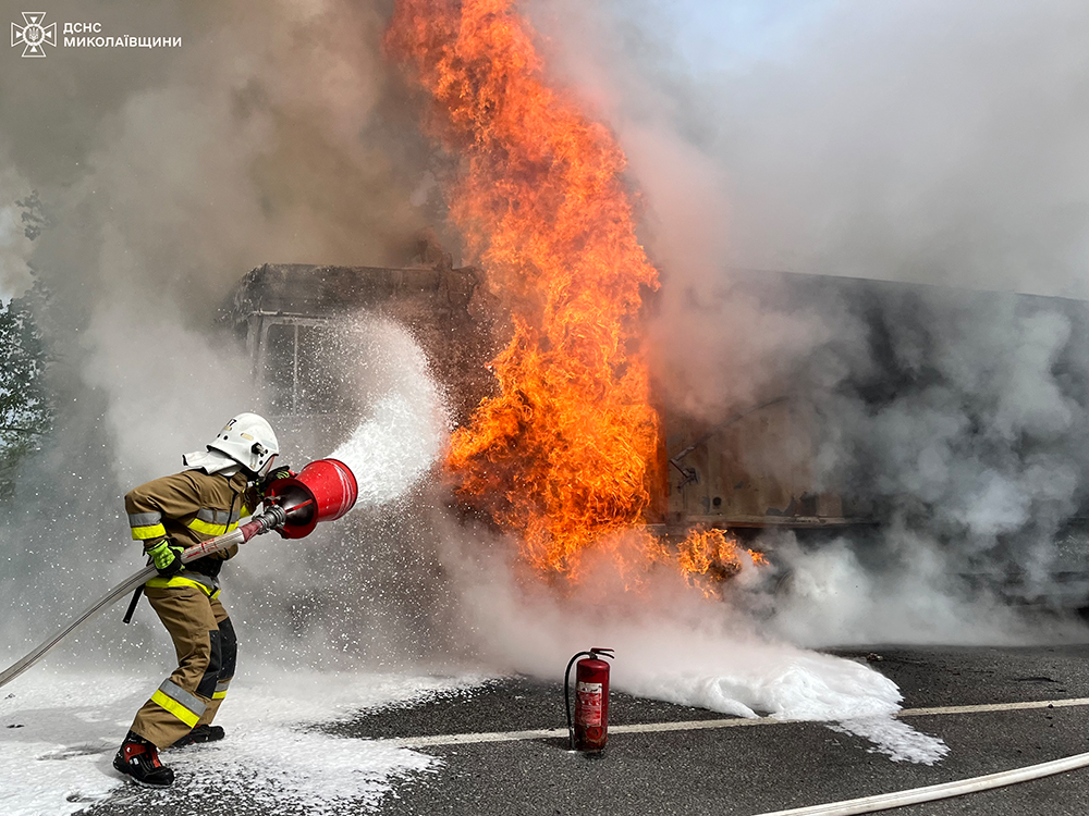 На Миколаївщині вогнеборці загасили пожежу вантажівки (ФОТО)