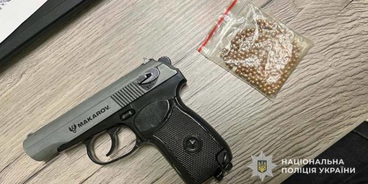 Підліток у Тернополі тричі вистрілив у дівчину з пістолета через образу