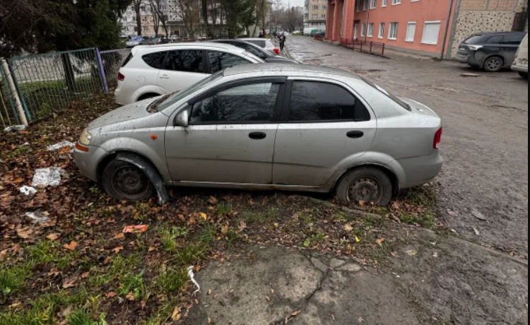 Власникам покинутих автівок у Тернополі дали місяць, щоб забрати транспорт з вулиць