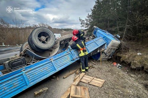 На Тернопільщині вантажівка потрапила в ДТП, водій отримав незначні травми