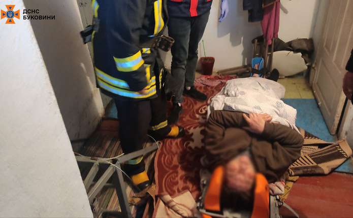 Нещасний випадок на Буковині: жінка впала з висоти та травмувалась