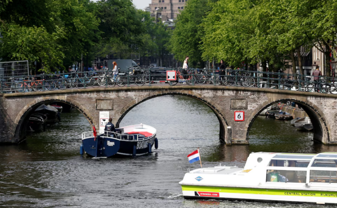 Для зменшення кількості туристів: влада Амстердама заборонила будувати нові готелі