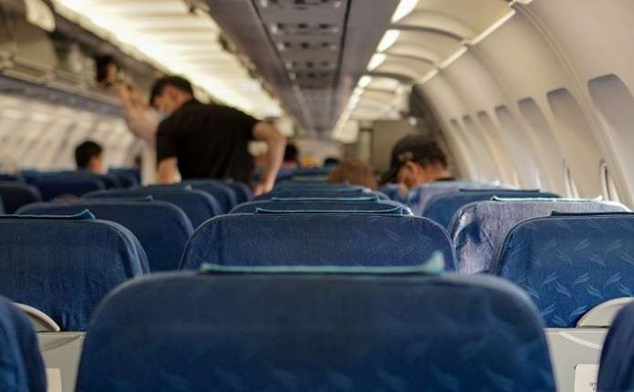 Перша у світі авіакомпанія дозволила жінкам не сідати у літаку поруч із чоловіками