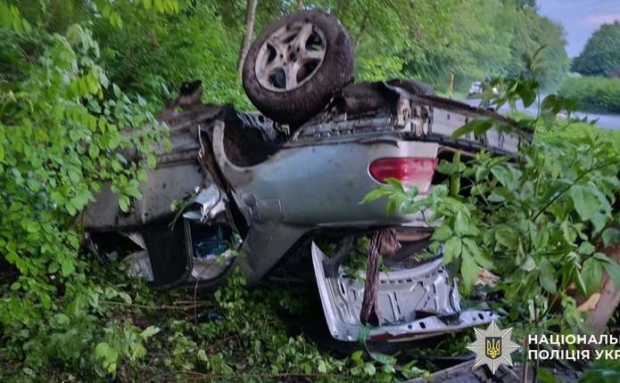 Авто на швидкості злетіло в кювет та перекинулося на дах: у ДТП на Буковині двоє постраждалих