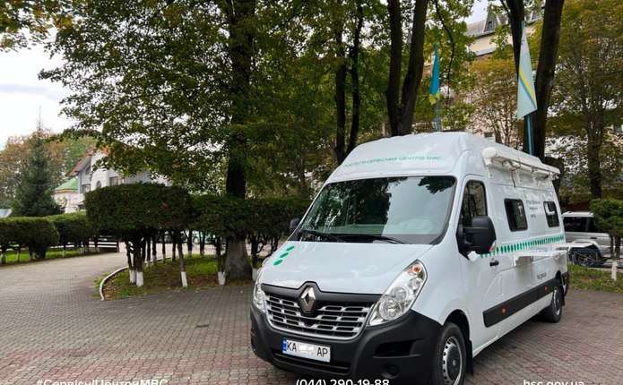 У салоні спеціального авто на Буковині можна отримати послуги сервісних центрів МВС