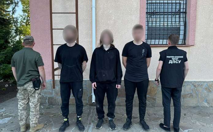 На Буковині чоловік вже майже переліз паркан до Румунії, проте його затримали прикордонники