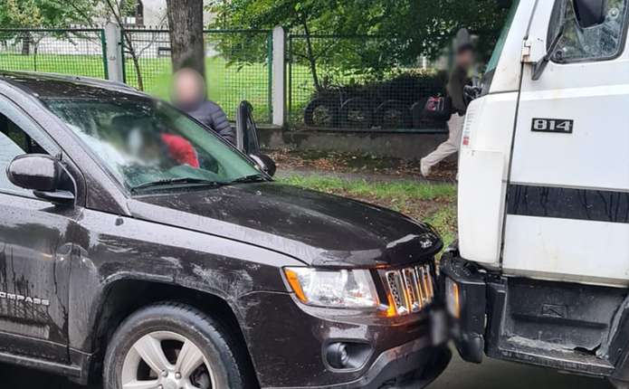 Раптово стало погано: у Чернівцях жінка врізалась у два авто