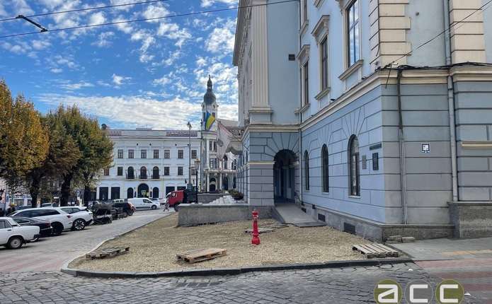 Поблизу ратуші в Чернівцях, на Центральній площі, повністю зняли плитку з тротуару (ФОТО)