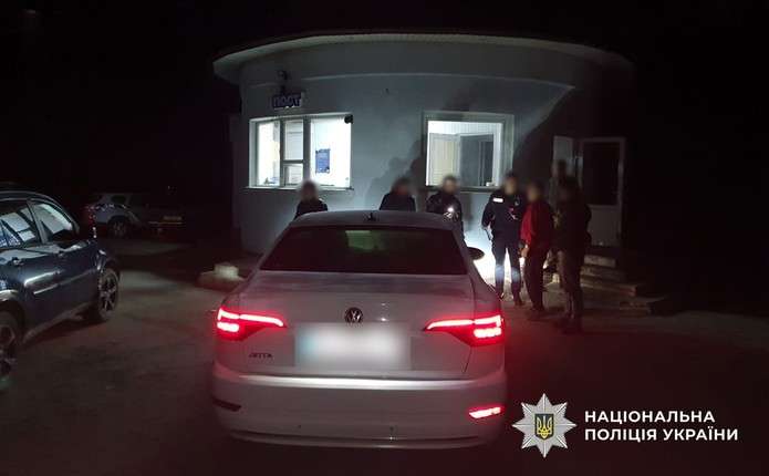 Правоохоронці на Буковині затримали киянина: переправляв чоловіка за кордон