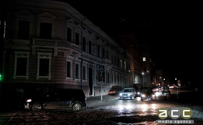 Темні вулички Чернівців у світлі машин: електродефіцитний фоторепортаж