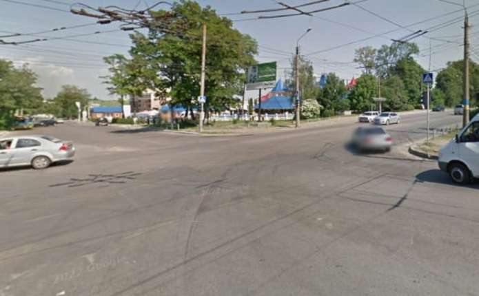 На одному з навантажених перехресть у Чернівцях світлофори працюють в експериментальному режимі