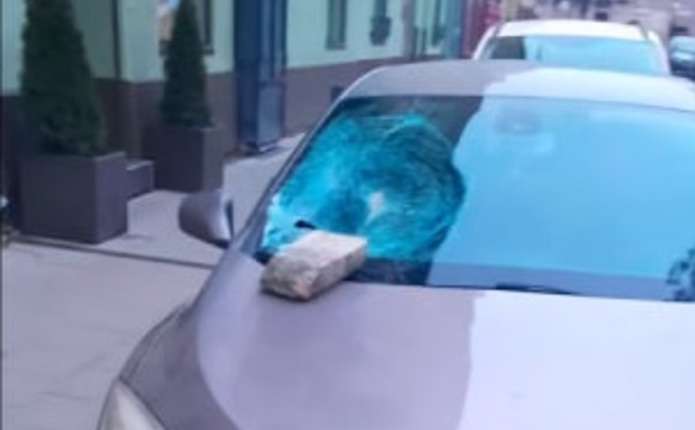 У центрі Чернівців з будинку відпав шматок фасаду та пошкодив припарковане авто