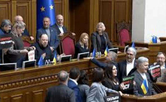 Відправити у відставку весь Кабмін: депутати заблокували трибуну парламенту з вимогою