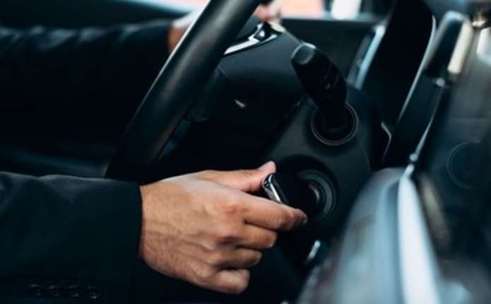 У Чернівцях чоловік викрав припарковану на заправці «BMW 525»