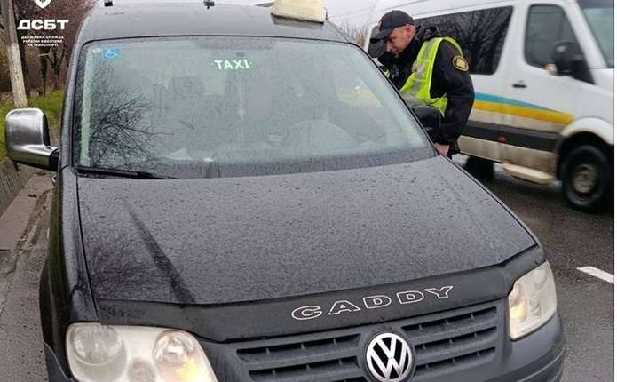 У Чернівцях виявили таксиста, який перевозив людей нелегально