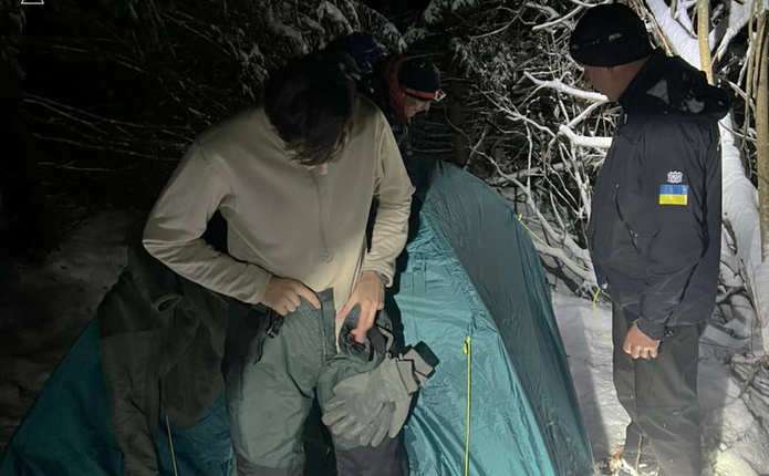 У темних, засніжених горах Буковини відшукали заблукалого туриста