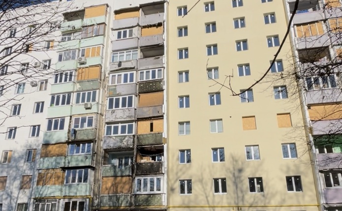 Будинок, пошкоджений ракетою рф, у Чернівцях: з'явилися вікна, під'єднали опалення, люди повертаються до квартир