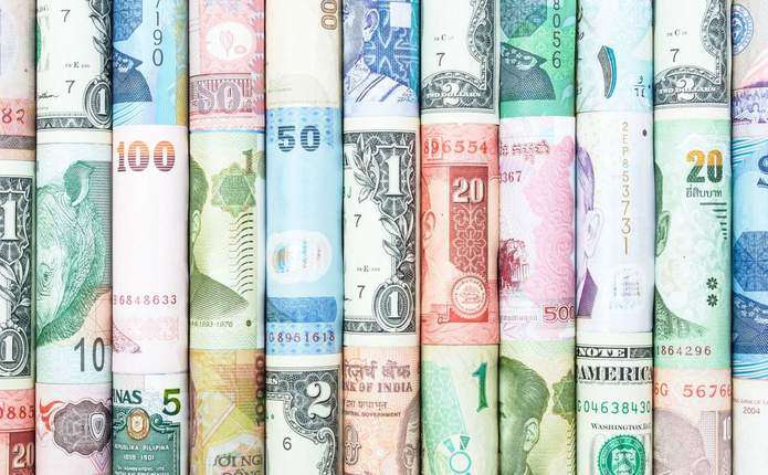 Що робити з пошкодженими грошима та які купюри неможливо обміняти: нюанси обміну валют в Україні