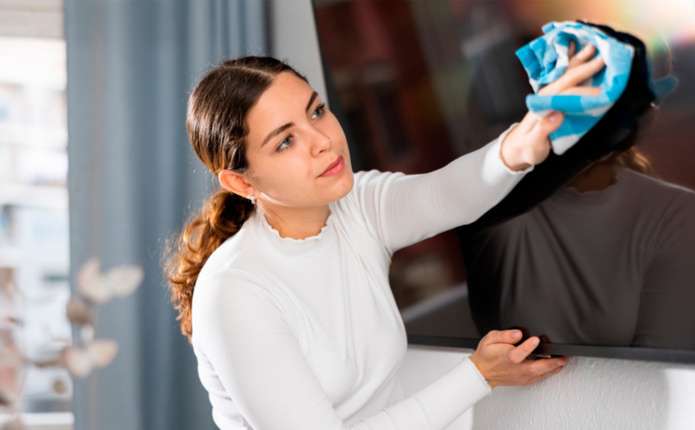 Як правильно та безпечно протирати екран телевізора, щоб не зіпсувати його