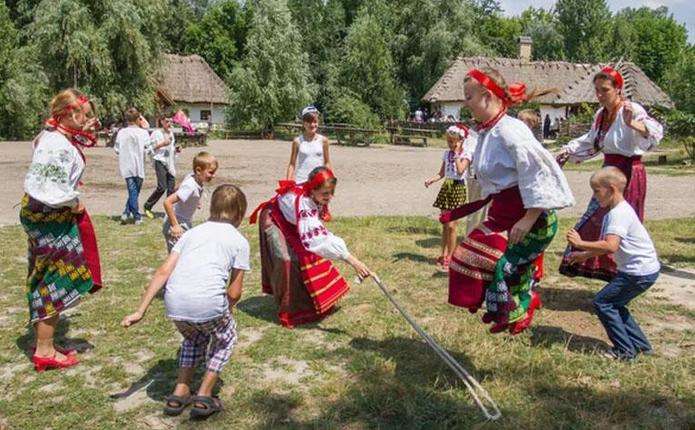 Хто сьогодні відзначає День ангела та які повір'я існували цього дня: все про 19 листопада