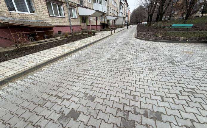 У Чернівцях завершили ремонти міжбудинкового проїзду та провулку