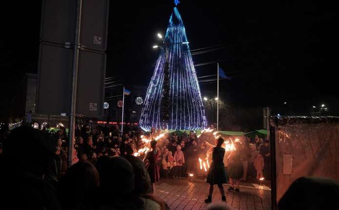 Майже у 100 тисяч гривень обійшлося Чернівцям встановлення головної ялинки