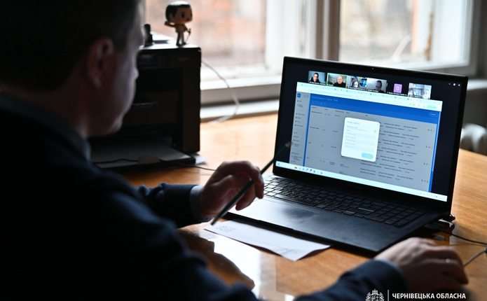 Близько 30% освітян зазначили, що це частково «зручно»: 47 шкіл Буковини використовують платформу «Мрія»