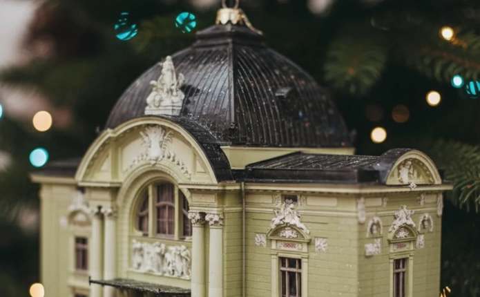 (ФОТО) В одній з установ Чернівців ялинку задекорували прикрасами, копіями історичних мінібудівель