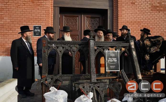 У Садгірській синагозі ритуально поховали спалені книги