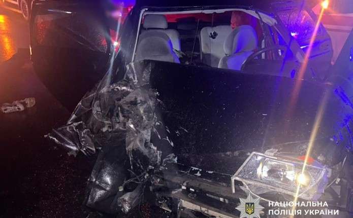 Зіткнувся з вантажівкою: на Буковині внаслідок ДТП постраждали четверо людей, серед них є неповнолітні