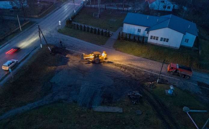 У селі на Буковині, через яке проходить важлива траса, облаштували паркувальний майданчик