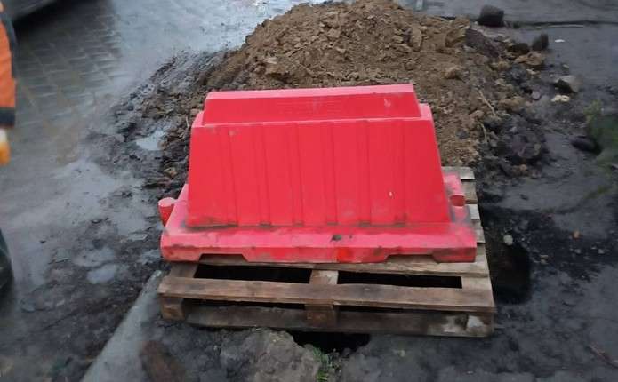 То була яма для встановлення опори, однак вона мала бути закритою: реакція міста та підрядника на вечірній інцидент у Чернівцях