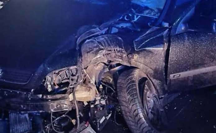 На одній з вулиць Чернівців п'яний водій наїхав на електроопору