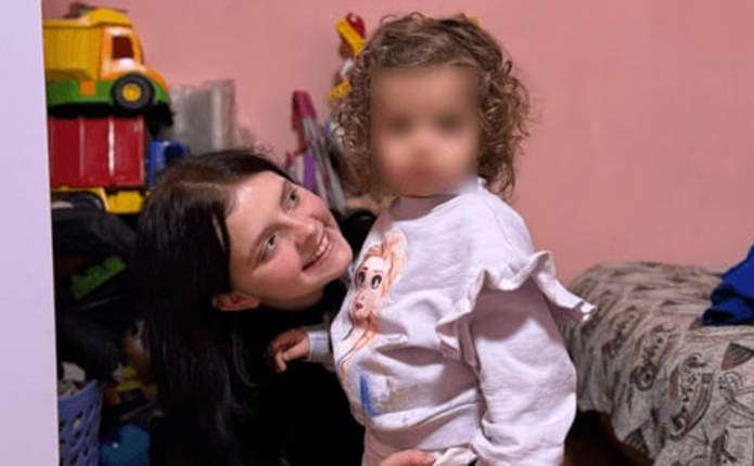 Дівчині-сироті, яка в 15 років завагітніла від працівника готелю в Туреччині, повернули 2-річну доньку