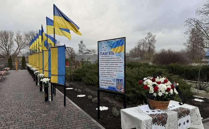 Десять банерів із портретами полеглих Захисників: у громаді на Буковині відкрили Алею Слави