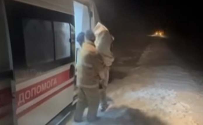 На Івано-Франківщині надзвичайники рятували карету швидкої допомоги з хворою дитиною