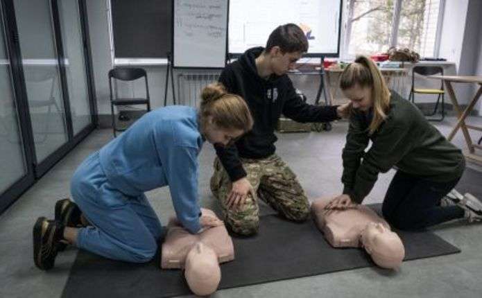 МОН схвалило нові підручники «Захист України»: вони включають 8-годинні тренінги