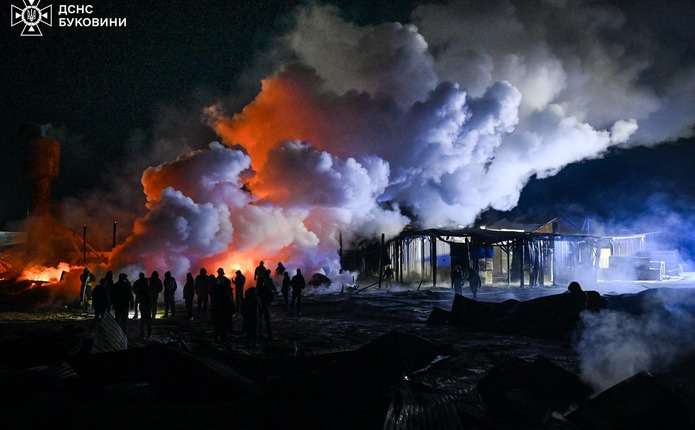 Вогнеборці ліквідували масштабну пожежу в деревообробному цеху