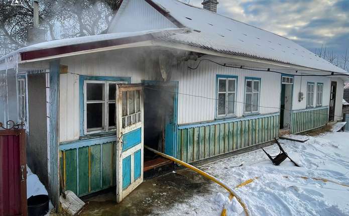 Один загиблий, пошкоджена будівля та авто: минулої доби рятувальники зареєстрували три пожежі у Чернівецькій області
